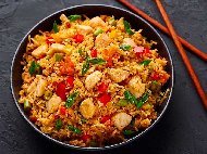 Пържен ориз с пиле, яйца и зеленчуци по китайски